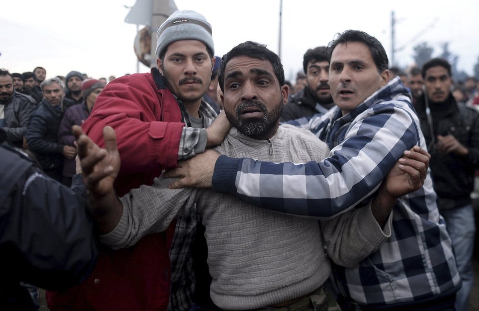 Migranti v uprchlickém táboře v Idomeni lynčovali muže, který prý zneužil sedmiletou holčičku.