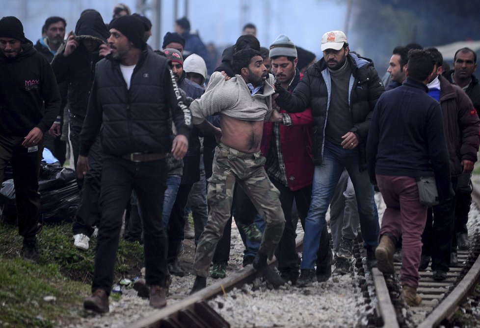 Migranti v uprchlickém táboře v Idomeni lynčovali muže, který prý zneužil sedmiletou holčičku.