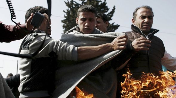 Zoufalí uprchlíci v Idomeni: Pokusili se upálit.