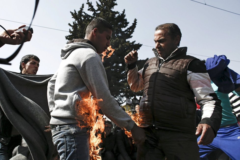 Zoufalí uprchlíci v Idomeni: Pokusili se upálit