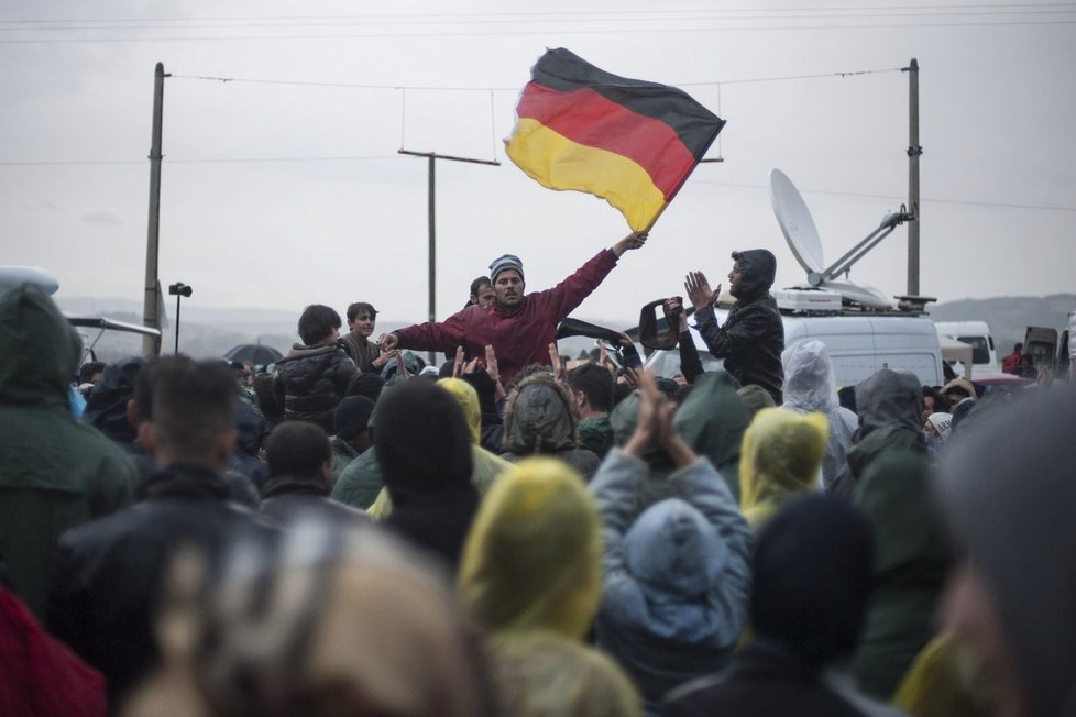 Uprchlíci v Idomeni na řecko-makedonské s německými vlajkami. Právě do Německa se chtějí dostat.