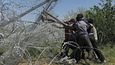 Uprchlíci v Idomeni na řecko-makedonské hranici ničí plot
