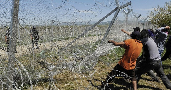 Uprchlíci v Idomeni na řecko-makedonské hranici ničí plot.