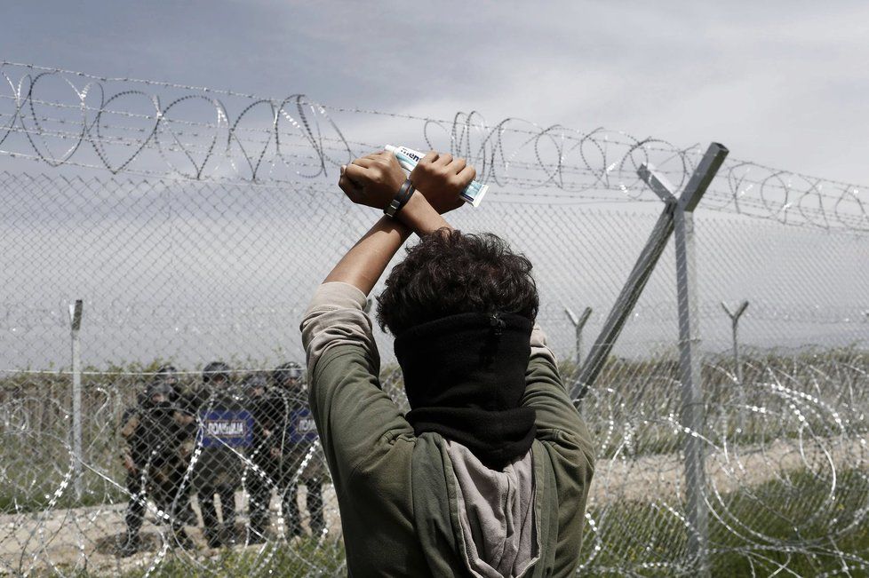 Uprchlíci se dostali do potyčky s těžkooděnci. Ti je od plotu hnali slzným plynem.
