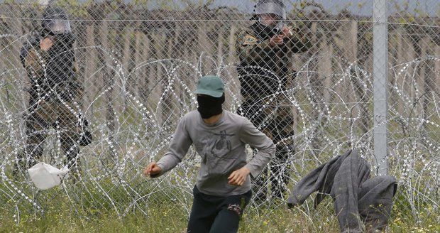Bojový křik a „slzák“: Těžkooděnci rozháněli uprchlíky, chtěli do Evropy