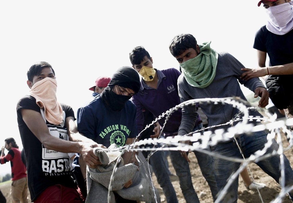 Uprchlíci se dostali do potyčky s těžkooděnci. Ti je od plotu hnali slzným plynem.