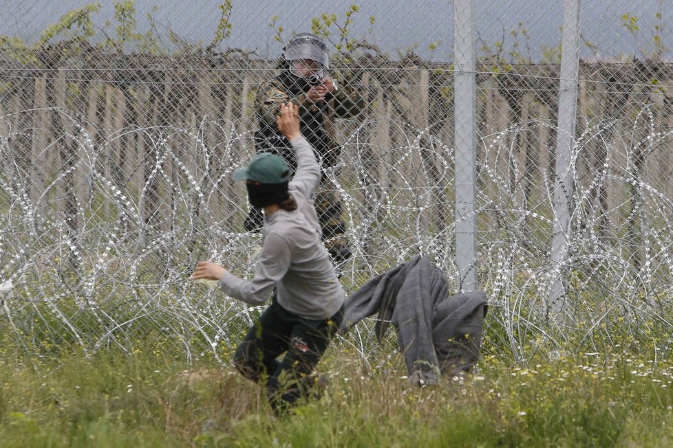 Uprchlíci se dostali do potyčky s těžkooděnci. Ti je od plotu hnali slzným plynem.