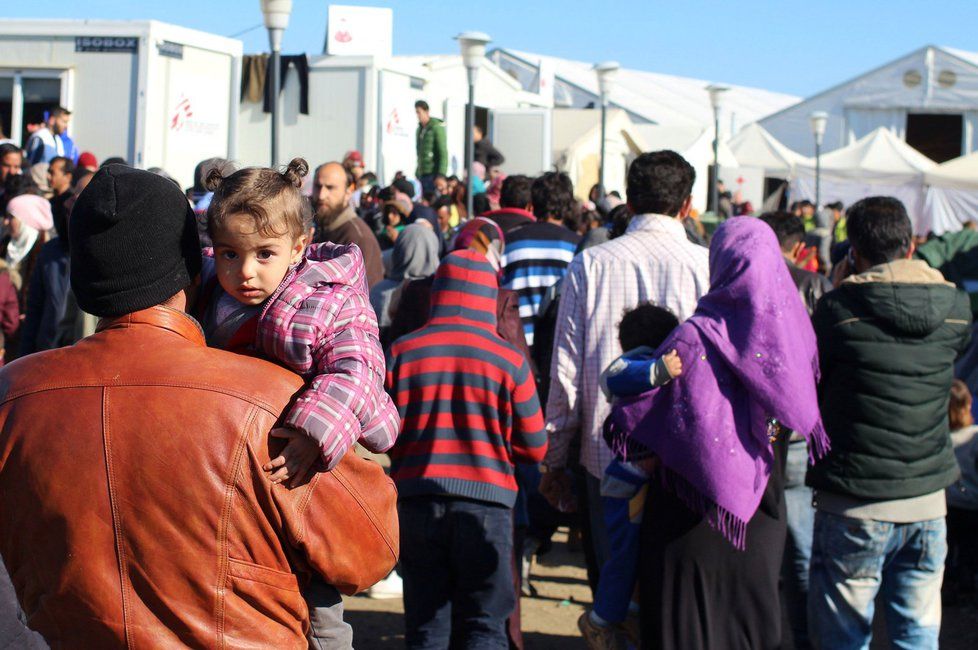 V Idomeni nyní žije kolem 12 tisíc lidí. Některé děti se narodily přímo v táboře.