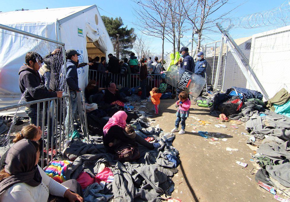 Uprchlíci čekají těsně před řecko-makedonskou hranicí.