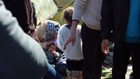 Lidé čekají bezprostředně u hraničního plotu a doufají, že je nechají přejít do Makedonie