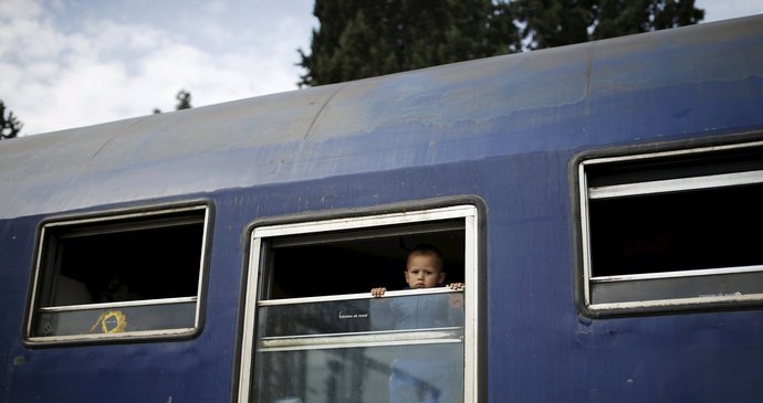 Děti uprchlíků v Idomeni ve vlaku
