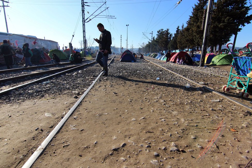 Migranti polehávají na kolejích, které spojují Řecko s Makedonií. Několikrát za den musí uhýbat vlakům.