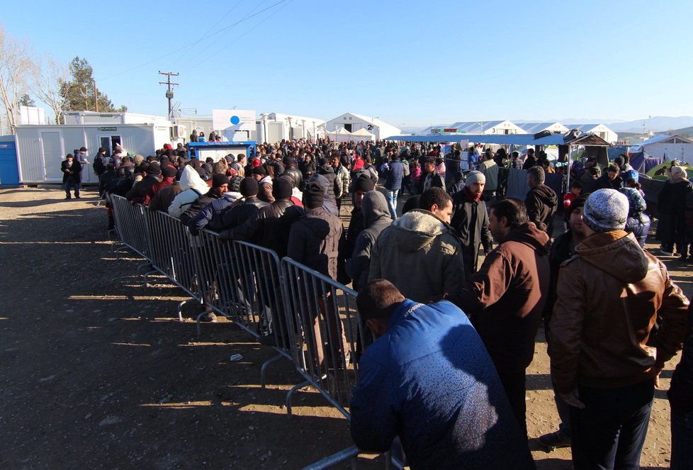 Přeplněný tábor Idomeni. Lidé čekají ve frontách na registraci, hygienu nebo doktory