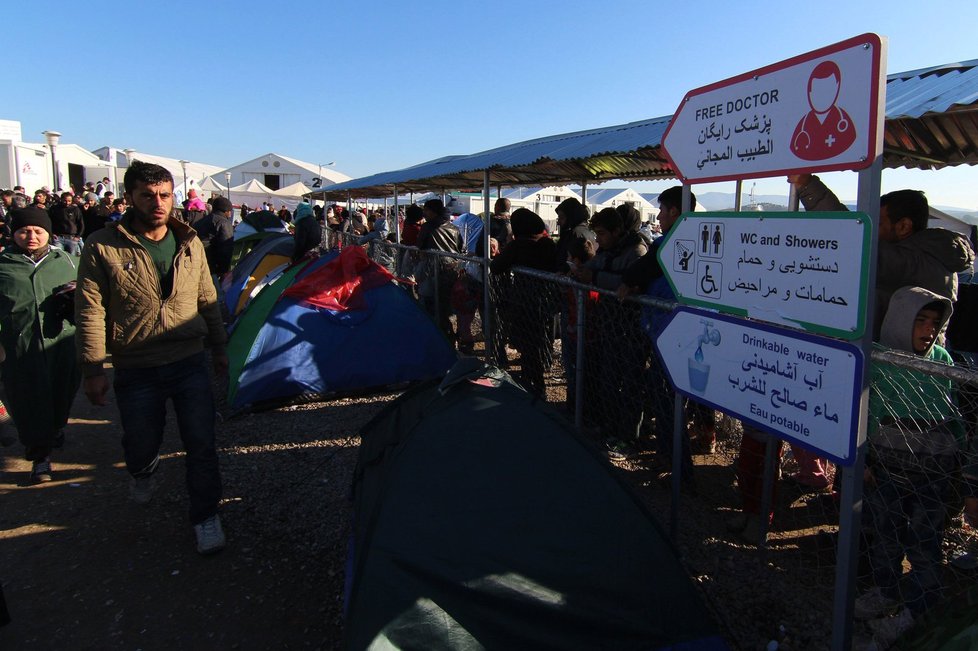 Přeplněný tábor Idomeni. Lidé čekají ve frontách na registraci, hygienu nebo doktory.