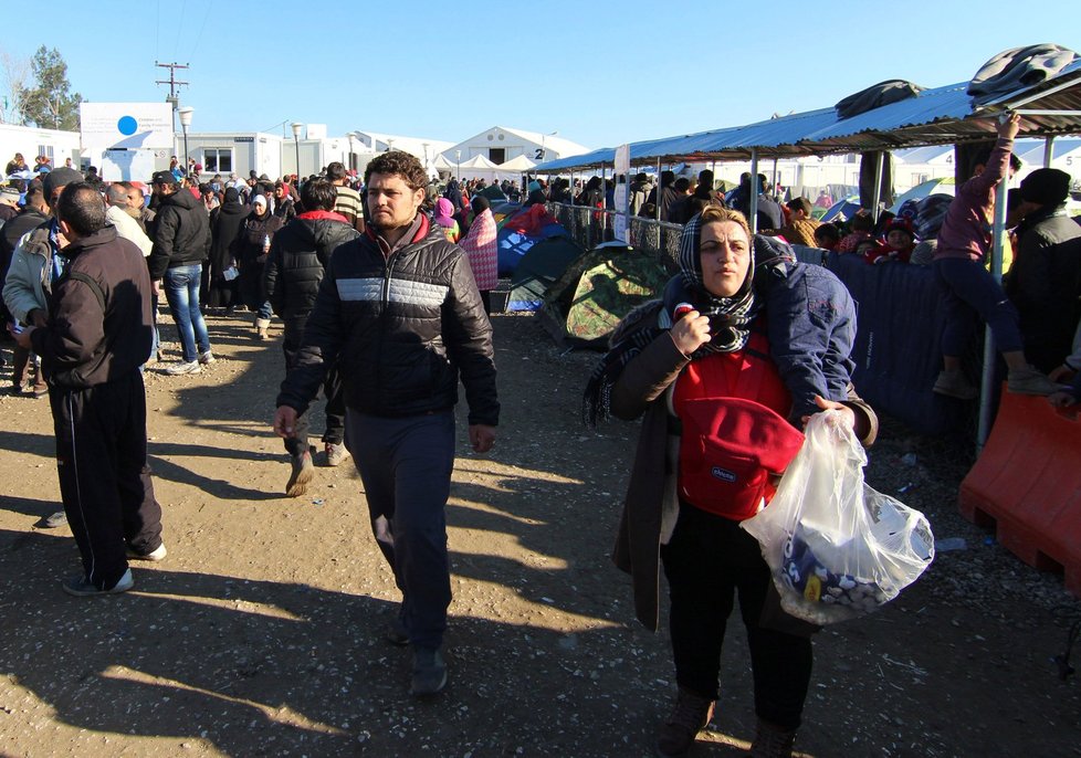 Lidé po ránu v táboře Idomeni