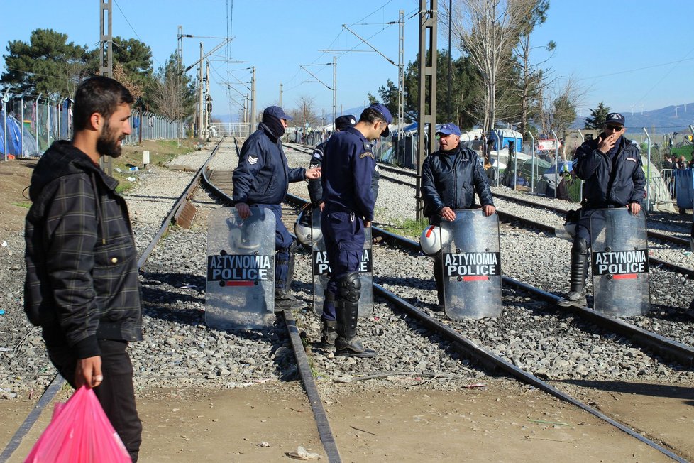 Po incidentu z minulého týdne, kdy migranti prorazili bránu dělící tábor od Makedonie, střeží prostor před ní policisté