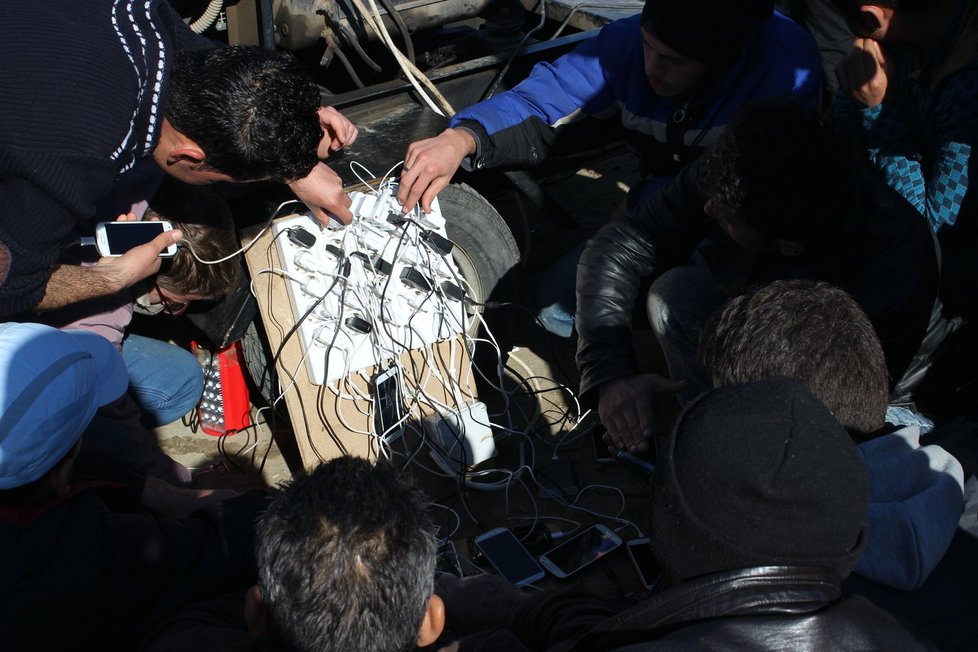 Velký zájem je o obří rozdvojku. Takto se dobíjejí telefony v Idomeni