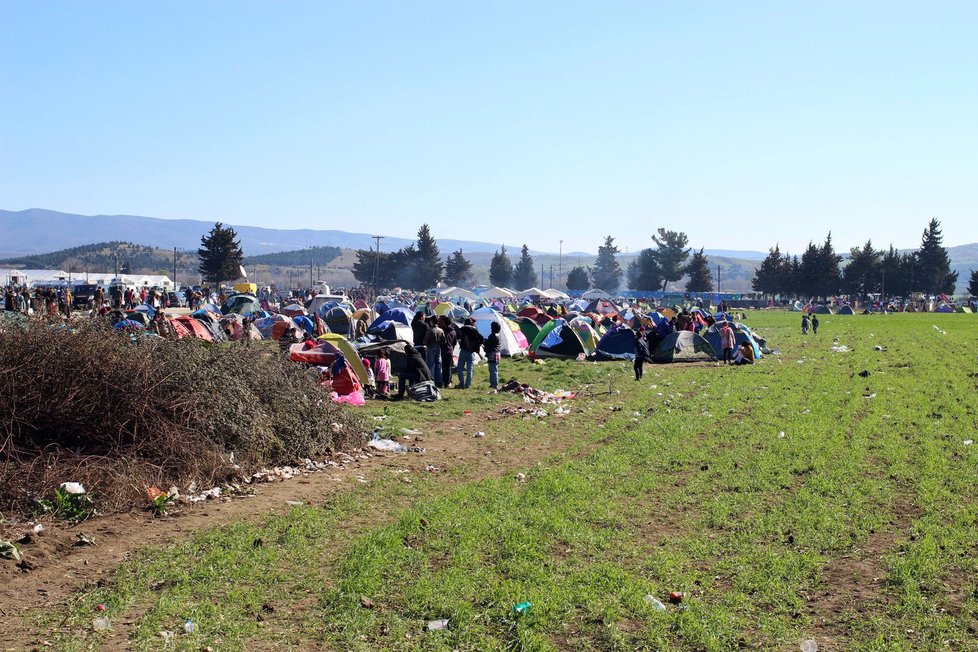 Tábor Idomeni zdálky. Za normálních okolností by připomínalo stanové městečko někde na festivalu