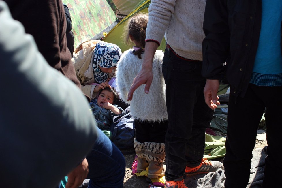 Lidé čekají bezprostředně u hraničního plotu a doufají, že je nechají přejít do Makedonie