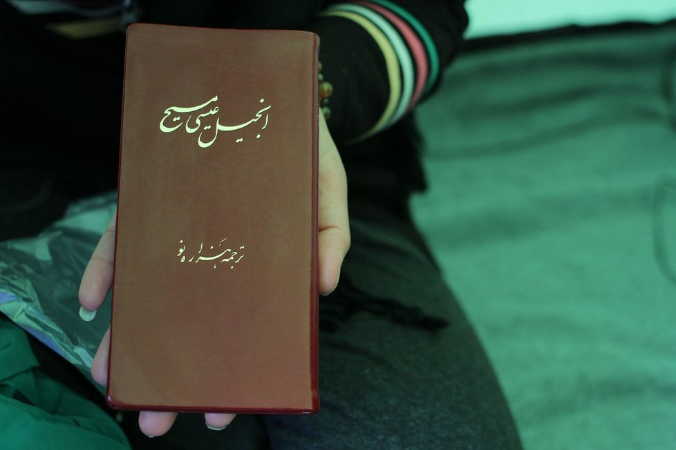 Bible, kterou má afghánská rodina Raziyeh schovanou ve stanu.
