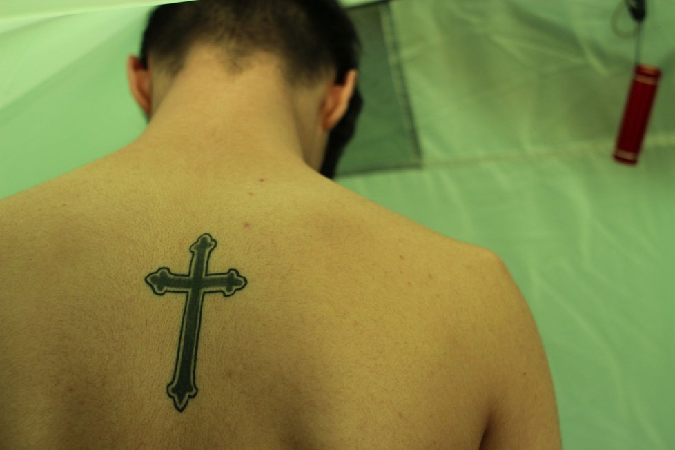 Kamarád Afghánky Raziyeh má dokonce křesťanský kříž vytetovaný na zádech.