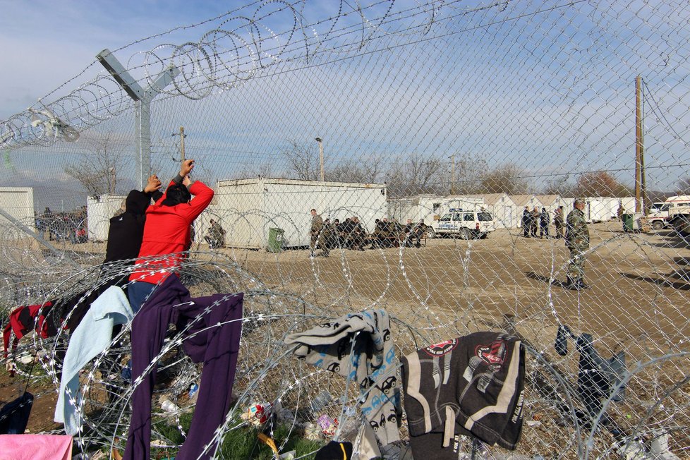 Uprchlíci v Idomeni bezprostředně u plotu, který dělí Řecko od Makedonie.