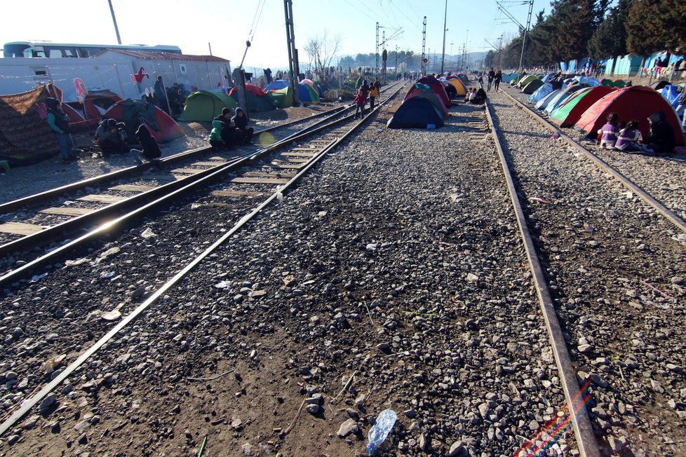 Po kolejích, které protínají tábor Idomeni, projíždí několikrát denně nákladní vlak.