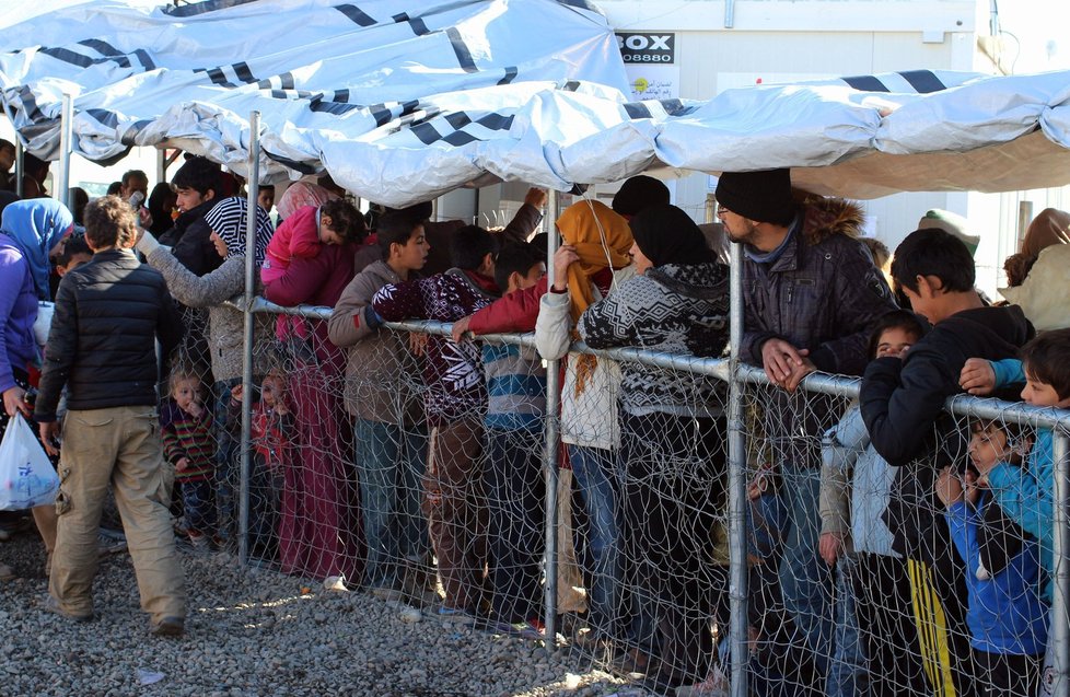 Uprchlíci čekají ve frontě na humanitární pomoc. Dostanou zejména jídlo, případně oblečení.