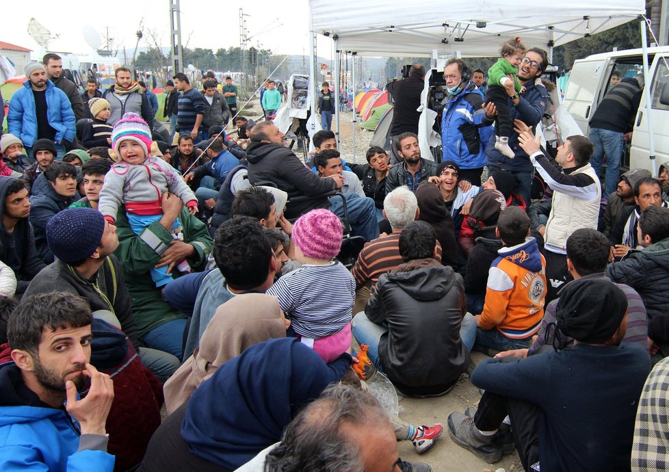 Tvrdší jádro uprchlíků se v době konání summitu EU s Tureckem shromáždilo na vlakových kolejích a bouřlivě diskutovalo o dalším postupu, pokud se hranice neotevře.
