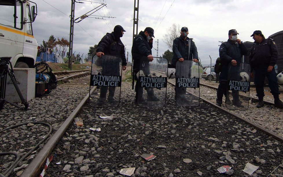 Policisté permanentně dohlížejí v Idomeni na železnici, která spojuje Řecko s Makedonií