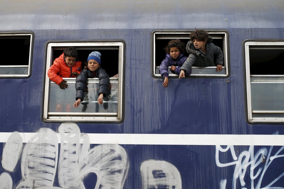 Děti uprchlíků v Idomeni ve vlaku