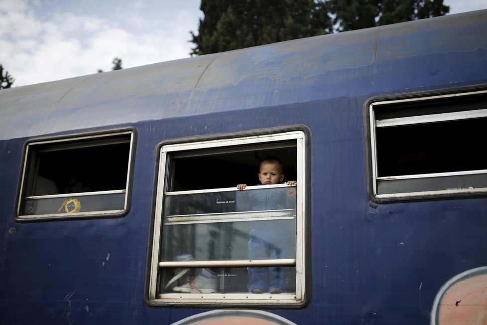 Děti uprchlíků v Idomeni ve vlaku