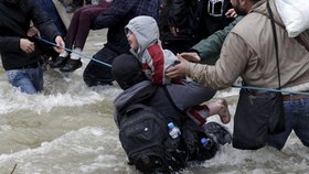Podle instrukcí, které uprchlíci dostali, měla být řeka vyschlá. Čekal je tu ale divoký proud...
