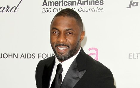 Oblek mu sekne, Idris Elba by se proto roli Jamese Bonda nebránil