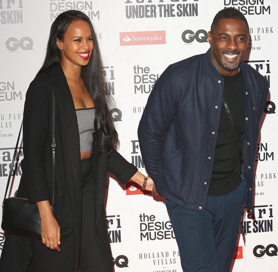 Britský herec Idris Elba si vzal modelku Sabrinu Dhowreovou