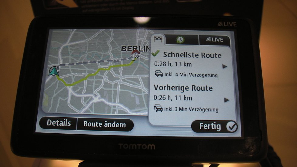 Nejznámější výrobce navigací, firma Tom Tom, ukázala na veletrhu v Berlíně svůj největší klenot pětipalcovou navigaci Go Live 1005, která potěší nejen magnetickým držákem, ale především službou poskytující informace o  stavu dopravy na silnicích v HD rozlišení.