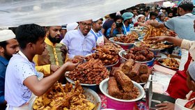 Prodej pochutin spojených s tradiční hostinou iftár, která se koná během ramadánu po setmění v Dháce v Bangladéši.