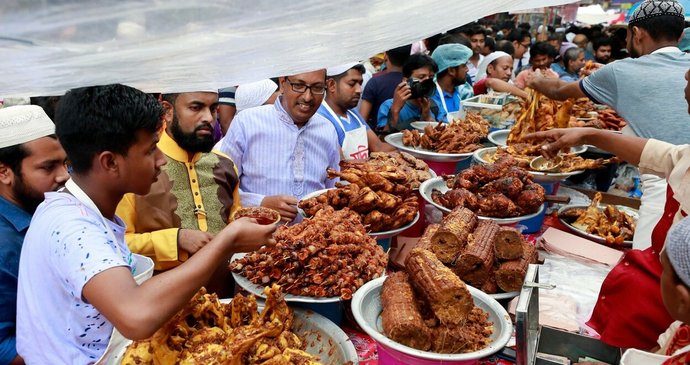 Prodej pochutin spojených s tradiční hostinou iftár, která se koná během ramadánu po setmění v Dháce v Bangladéši.