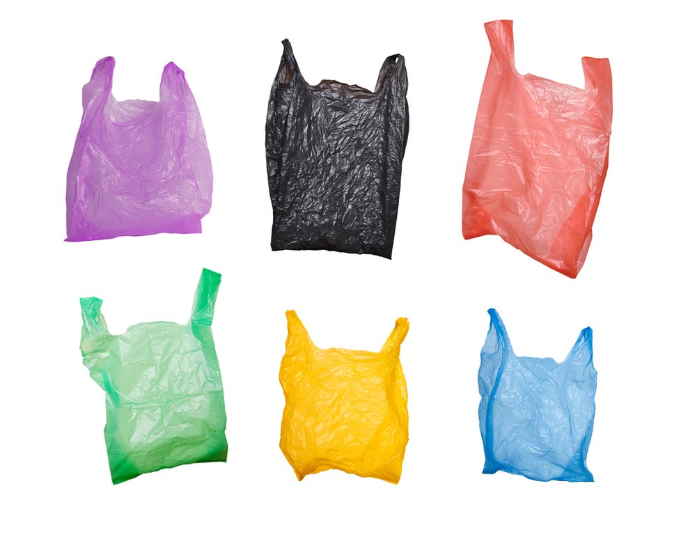 Plastové tašky v obchodě budou zpoplatněny.