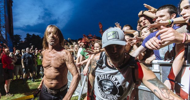 OBRAZEM: Iggy Pop i v 69 letech v Praze řádil jako černá ruka!