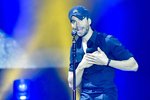 Enrique Iglesias toho v Praze moc nenazpíval, ale show měl skvělou