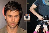 Co na srdci, to na jazyku: Enrique Iglesias se na koncertě svěřil, že má malý penis, a pak si ho vyfotil