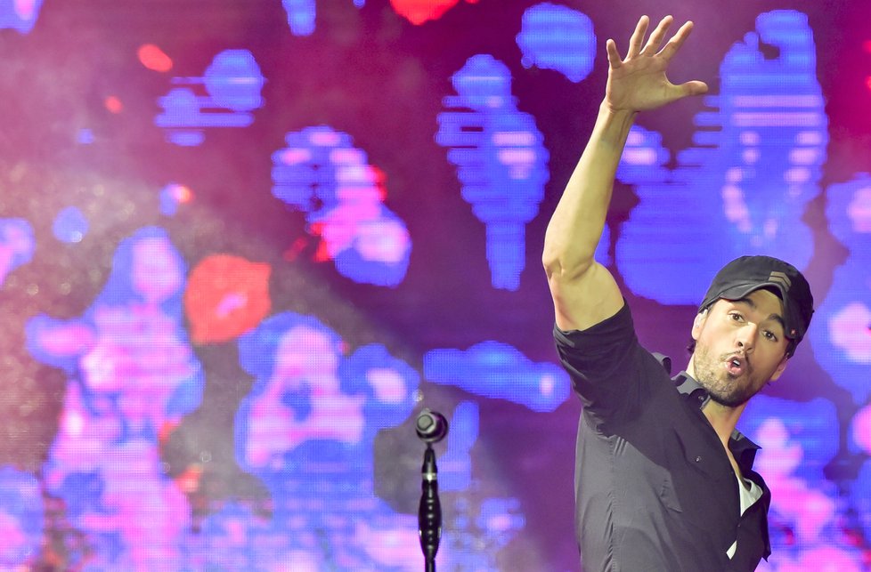 Enrique Iglesias toho v Praze moc nenazpíval, ale show měl skvělou