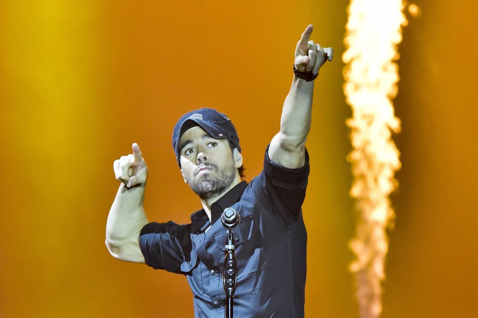 Enrique Iglesias toho v Praze moc nenazpíval, ale show měl skvělou