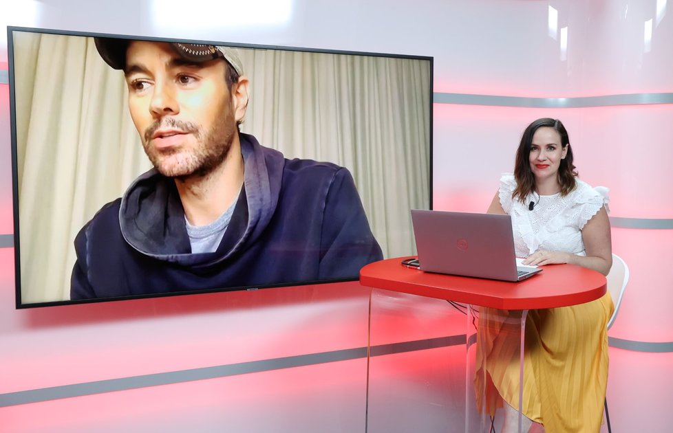 Enrique Iglesias ve studiu Blesku