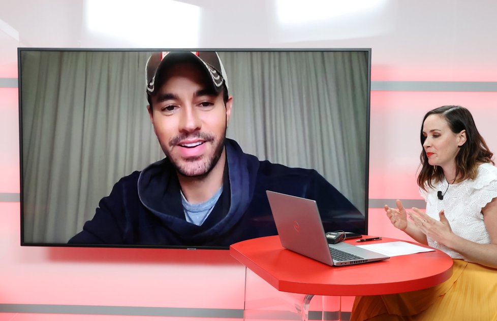 Enrique Iglesias ve studiu Blesku