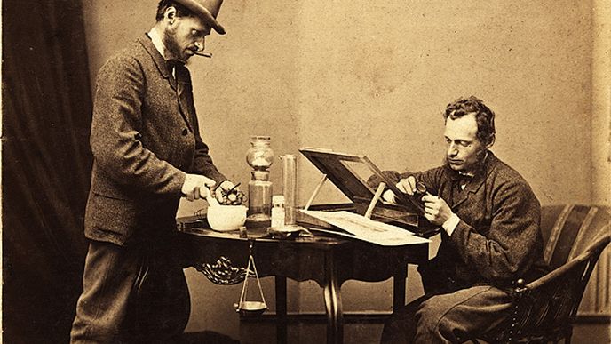 Dvojitý autoportrét Ignáce Šechtla zachycující fotografa jako laboranta a retušéra vytvořený kolem roku 1870. Fotomontáž provedená dvojí expozicí na jeden kolodiový negativ byla v té době zcela unikátní.