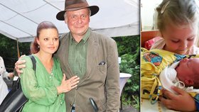 První dcera Igora Bareše a jeho manželky Antonie Tonička s láskou chová novorozeného bratříčka.