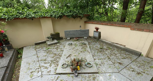 Legendární herec je pohřben v rodinném hrobu Skopalových.