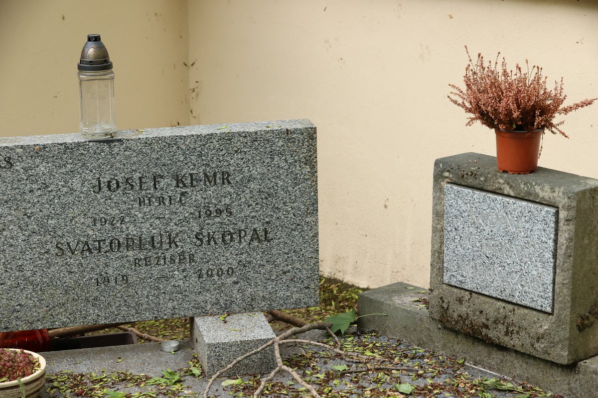 Legendární herec je pohřben v rodinném hrobu Skopalových.